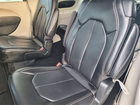 Used 2024 Chrysler Pacifica Touring-L image 15