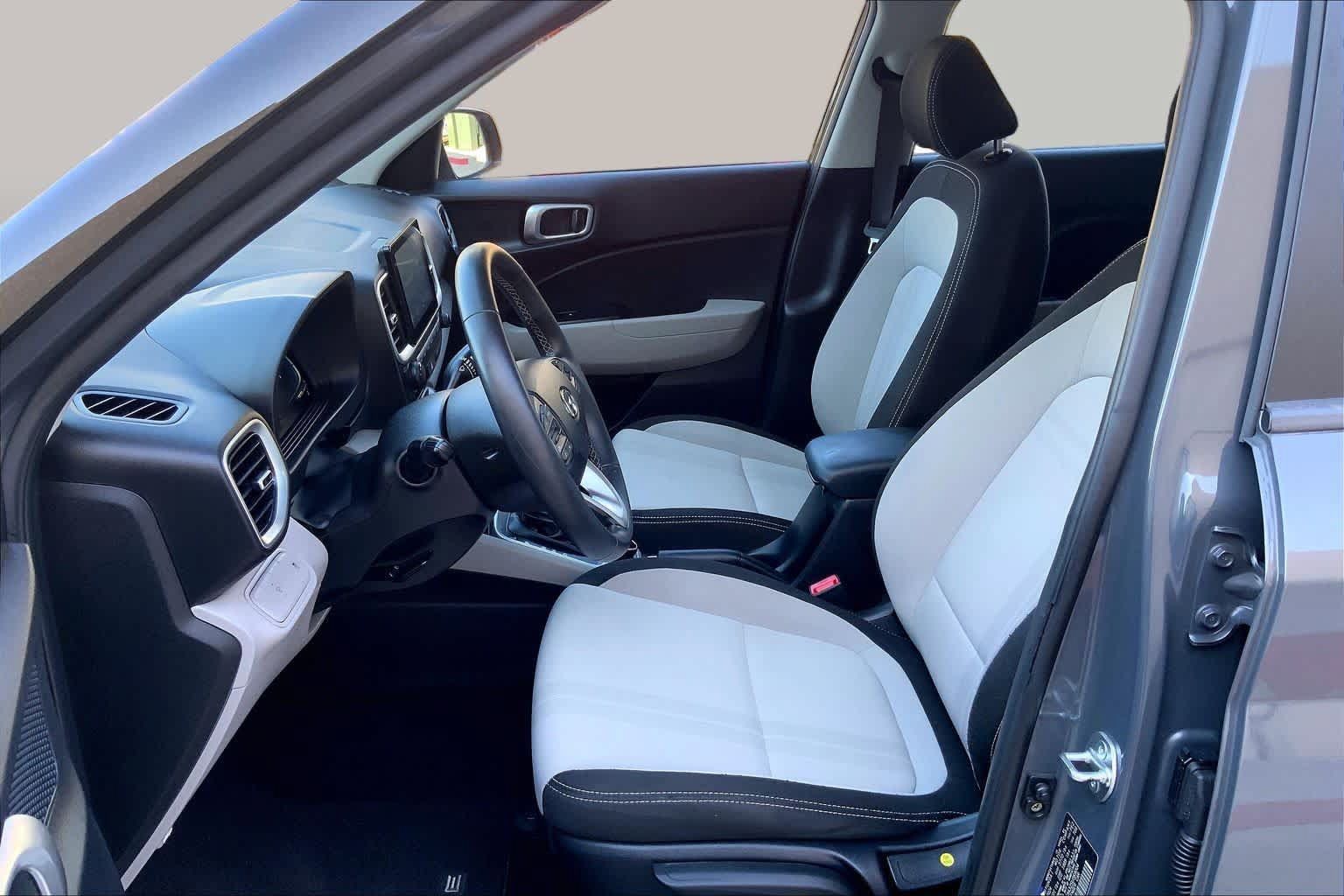 Certified 2025 Hyundai Venue SEL FWD image 8