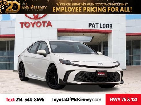 Used 2025 Toyota Camry SE FWD image 1