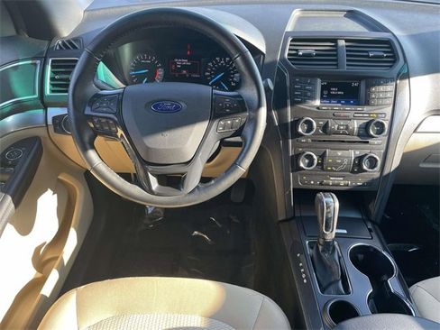 Used 2016 Ford Explorer XLT image 7