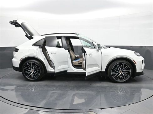Used 2025 Porsche Macan Electric image 29