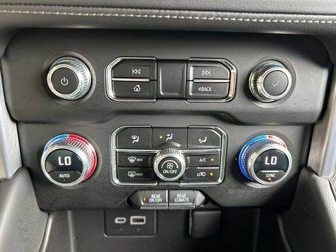 Used 2023 GMC Yukon SLE RWD image 17