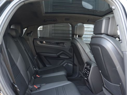 Certified 2025 Porsche Cayenne GTS AWD/4WD image 36
