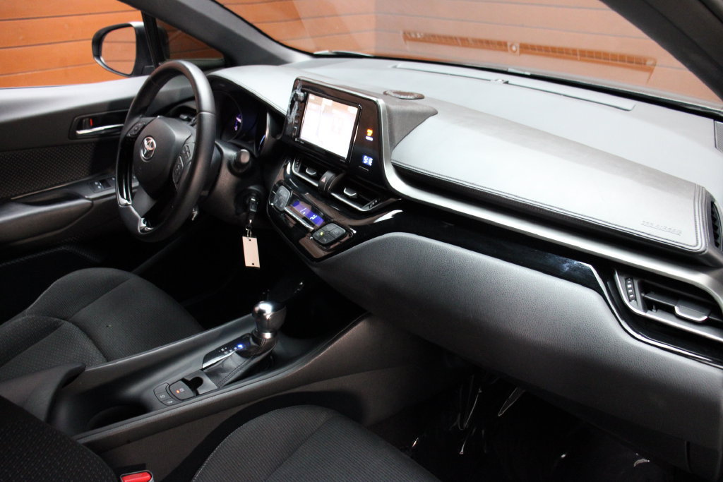 Used 2018 Toyota C-HR XLE FWD image 16
