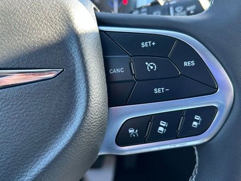 Used 2025 Chrysler Pacifica Select image 15