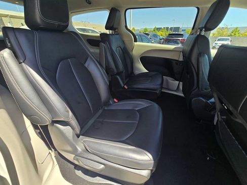 Used 2024 Chrysler Pacifica Limited FWD image 12