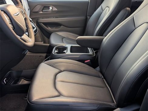 New 2026 Chrysler Pacifica Select image 9