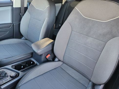 Certified 2024 Volkswagen Taos SE image 8