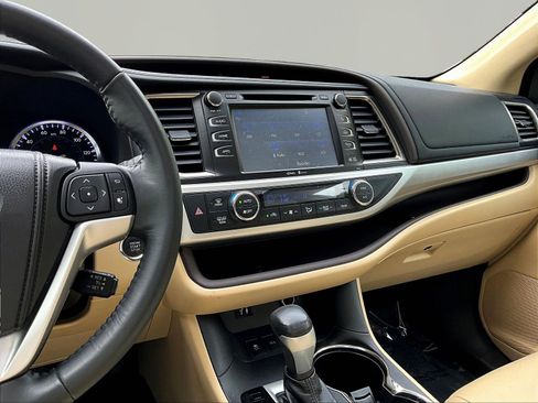 Used 2014 Toyota Highlander XLE AWD/4WD image 9