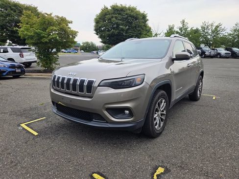 Used 2019 Jeep Cherokee Latitude Plus AWD/4WD image 3