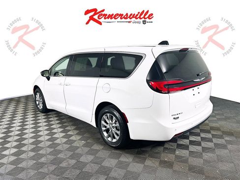 Used 2024 Chrysler Pacifica Touring-L image 5