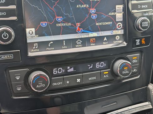 Used 2016 Nissan Maxima Platinum w/ Interior Lighting Package FWD image 22