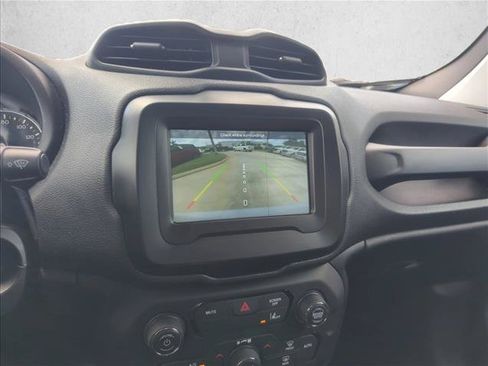 Used 2021 Jeep Renegade Latitude FWD image 10