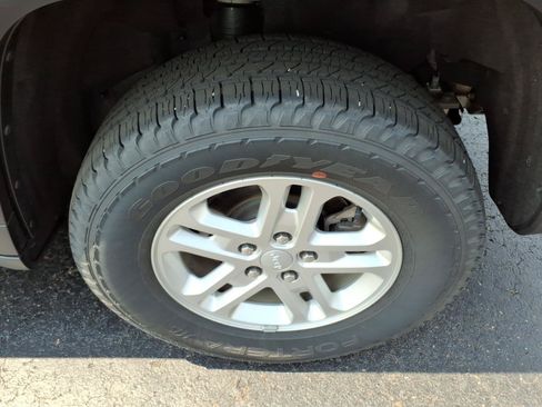 Used 2025 Jeep Grand Cherokee Laredo AWD/4WD image 21