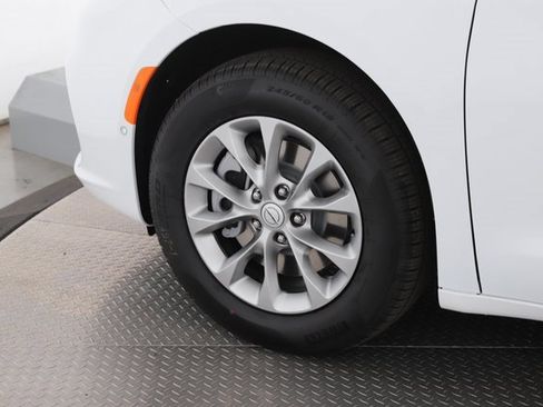 New 2026 Chrysler Pacifica Select image 13