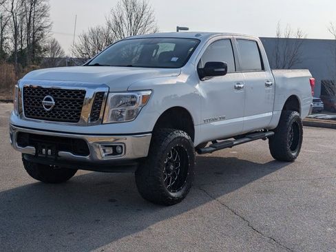 Used 2018 Nissan Titan SV image 1