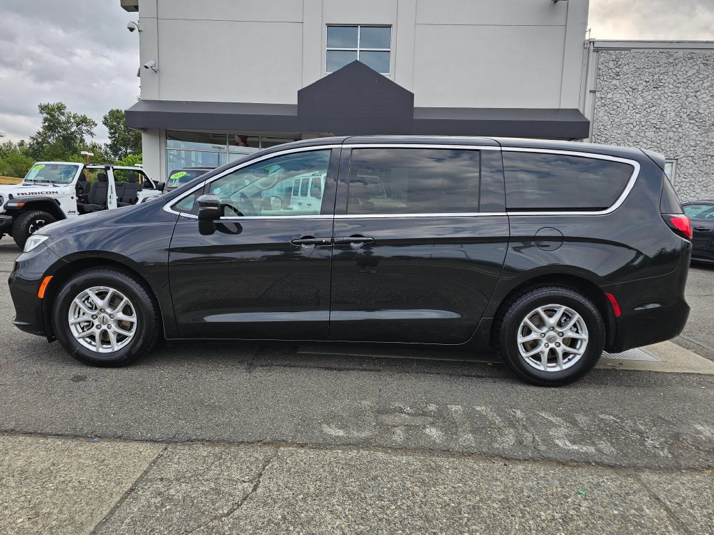 Used 2023 Chrysler Pacifica Touring-L FWD image 7