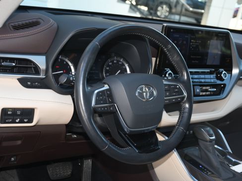 Used 2020 Toyota Highlander Platinum image 9