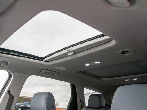 Used 2021 Buick Enclave Essence image 25