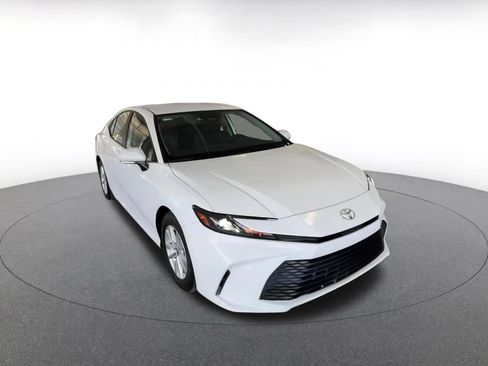 Used 2025 Toyota Camry LE image 3