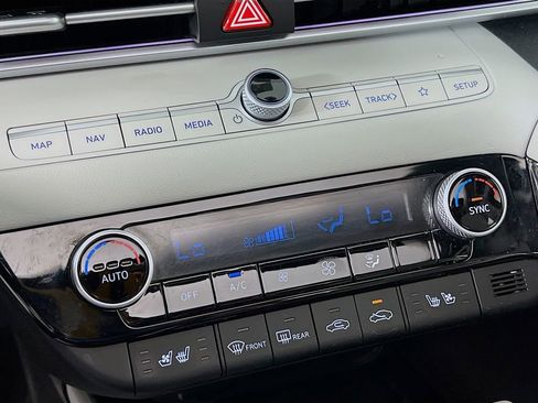 Certified 2023 Hyundai Elantra Limited FWD image 16