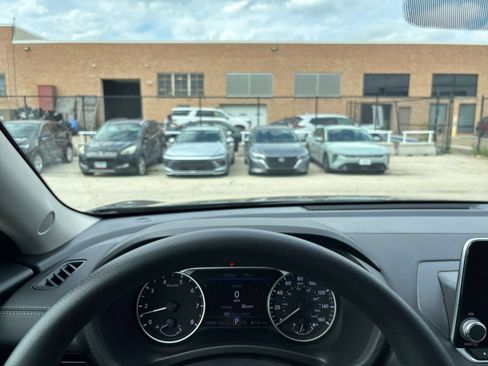 Used 2025 Nissan Sentra SV FWD image 31