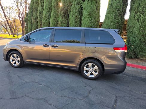 Used 2013 Toyota Sienna L w/ Towing Pkg FWD image 39