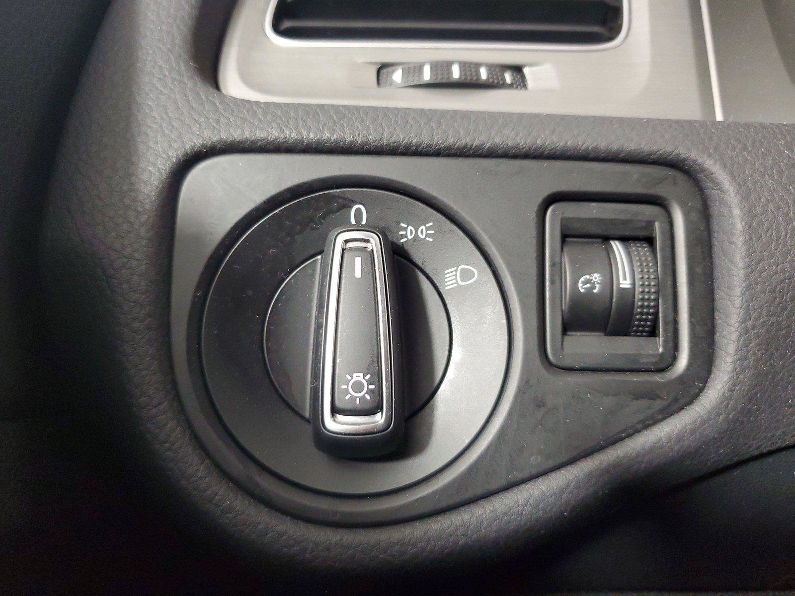Used 2017 Volkswagen Golf 4-Door FWD image 34