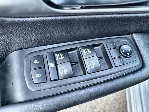 Used 2026 Chrysler Pacifica Select image 15