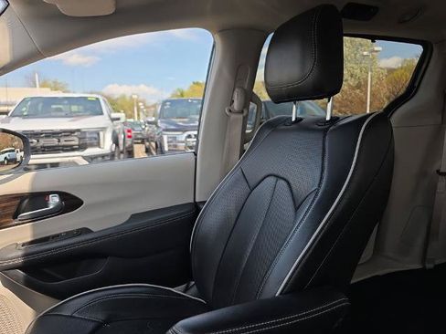 Used 2024 Chrysler Pacifica Limited FWD image 40