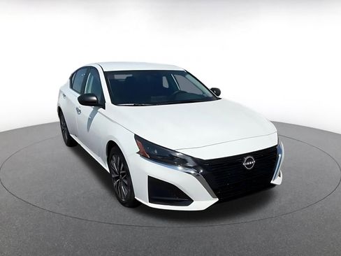 Used 2025 Nissan Altima 2.5 SV FWD image 3