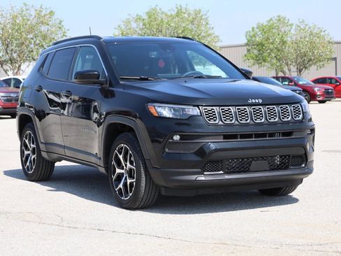 Used 2025 Jeep Compass Limited image 4