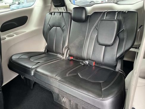 Used 2024 Chrysler Pacifica Touring-L FWD image 17