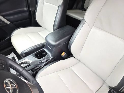 Used 2018 Toyota RAV4 XLE FWD image 15