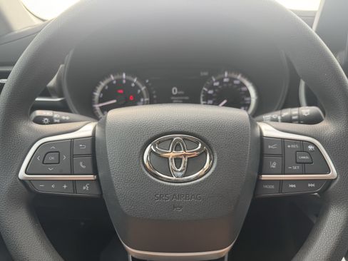 Used 2023 Toyota Highlander L image 10