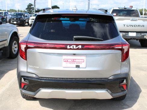 Used 2024 Kia Seltos EX FWD image 8