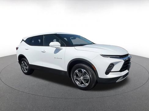 Used 2025 Chevrolet Blazer LT FWD image 2
