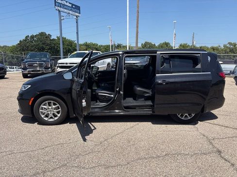 Used 2025 Chrysler Pacifica Select FWD image 4