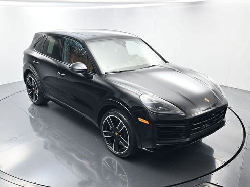 Certified 2022 Porsche Cayenne Turbo S AWD/4WD image 44