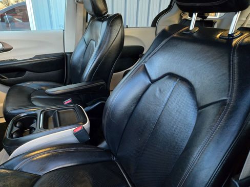Used 2019 Chrysler Pacifica Touring-L image 30