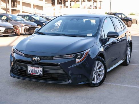 Certified 2025 Toyota Corolla LE FWD image 1