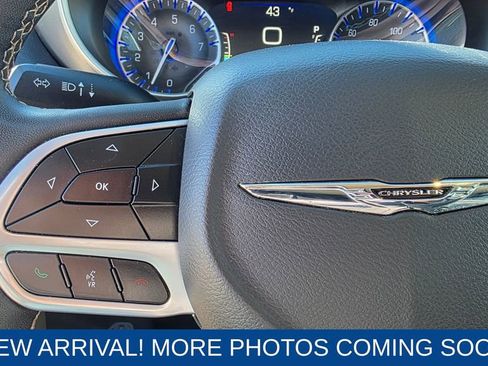 Used 2023 Chrysler Pacifica Touring-L image 16