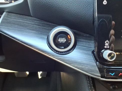 Used 2024 Jeep Wagoneer L Series III w/ Flexible Seating Group image 13