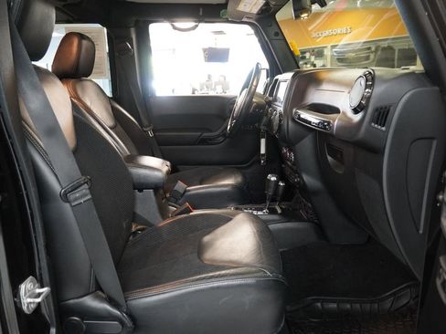 Used 2017 Jeep Wrangler Unlimited Sahara AWD/4WD image 31