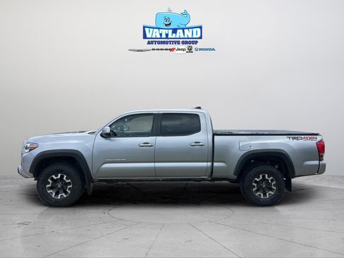 Used 2017 Toyota Tacoma TRD Off-Road w/ Premium & Technology Package AWD/4WD image 2