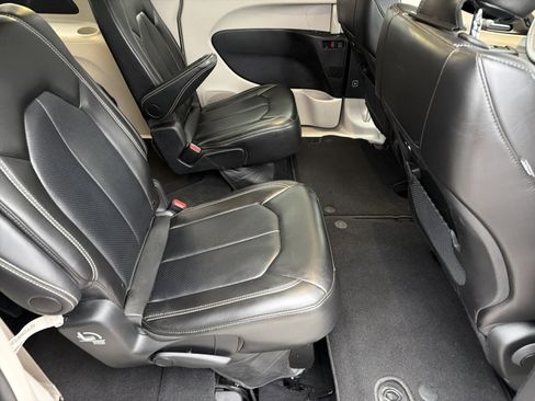 Used 2024 Chrysler Pacifica Touring-L image 17