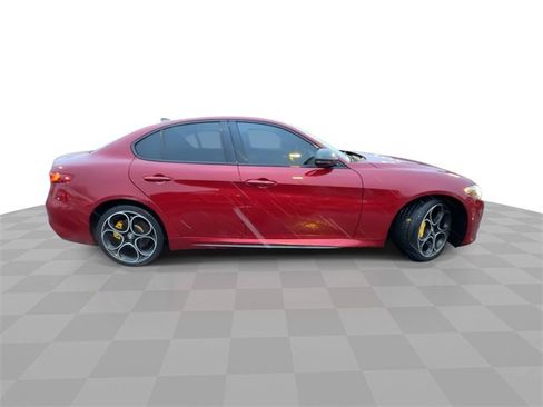 Used 2021 Alfa Romeo Giulia Ti Sport w/ Carbon Package image 9