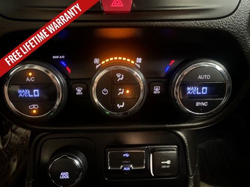 Used 2016 Jeep Renegade Latitude AWD/4WD image 32