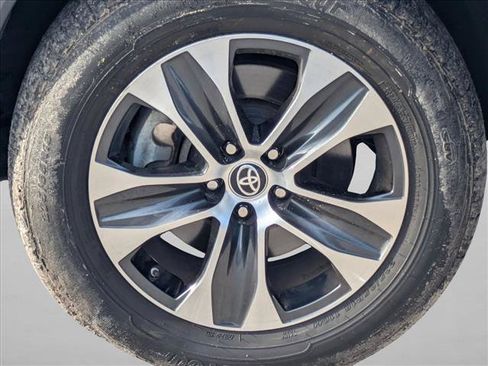 Used 2023 Toyota Highlander XLE FWD image 16