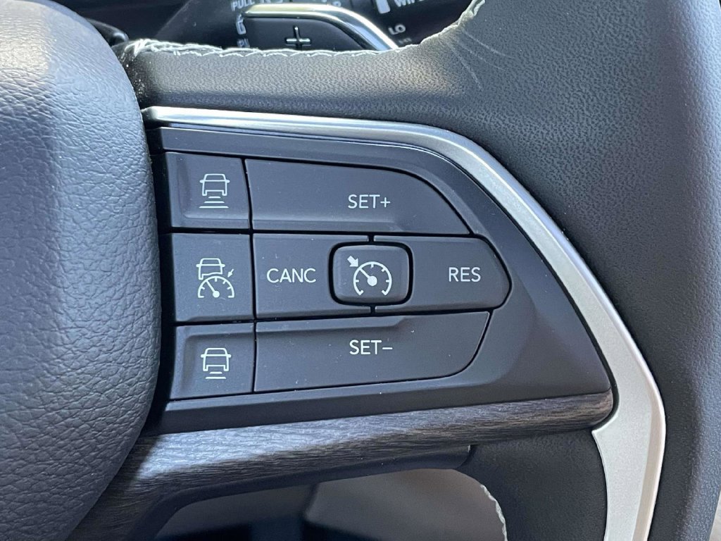 Used 2023 Jeep Grand Cherokee Limited AWD/4WD image 32